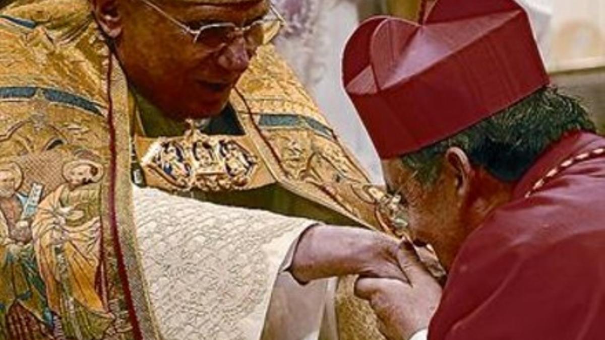 Sistach besa la mano de Benedicto XVI en el Vaticano, en el 2007.