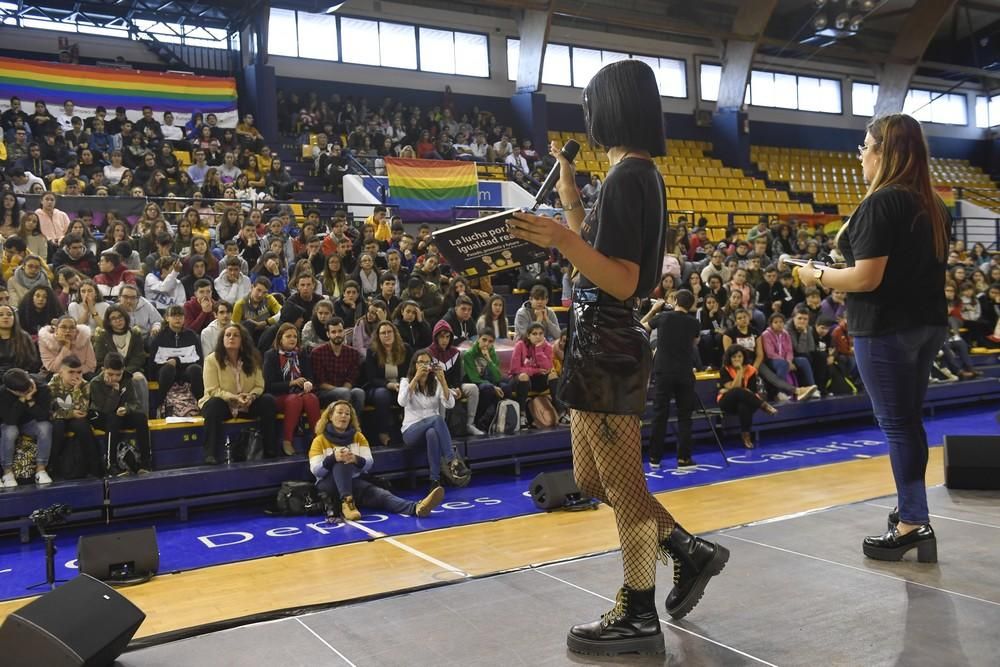 La diputada Carla Antonelli, con estudiantes de Secundaria en el Centro Insular de Deportes