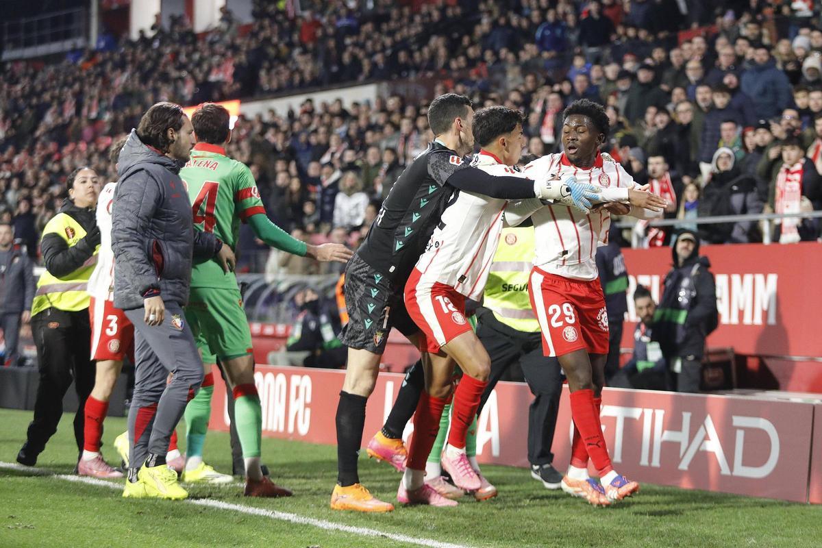 Vitor Reis i Sergio Herrera intenten calmar Lass dissabte passat durant la jugada de l'expulsió