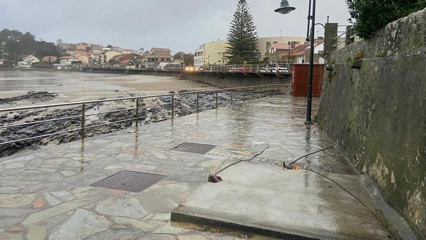 La caseta de la playa de A Madorra se movió unos veinte metros de su base de hormigón.