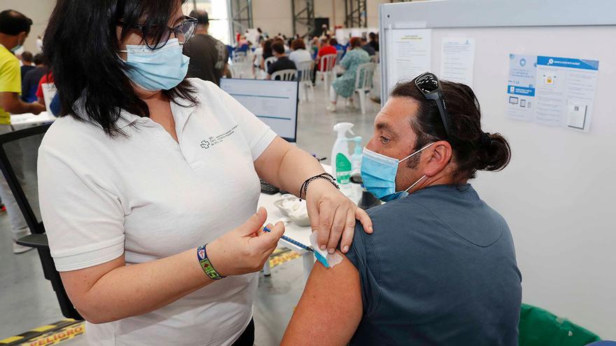 Uno de cada cinco efectos adversos de las vacunas contra el COVID es grave