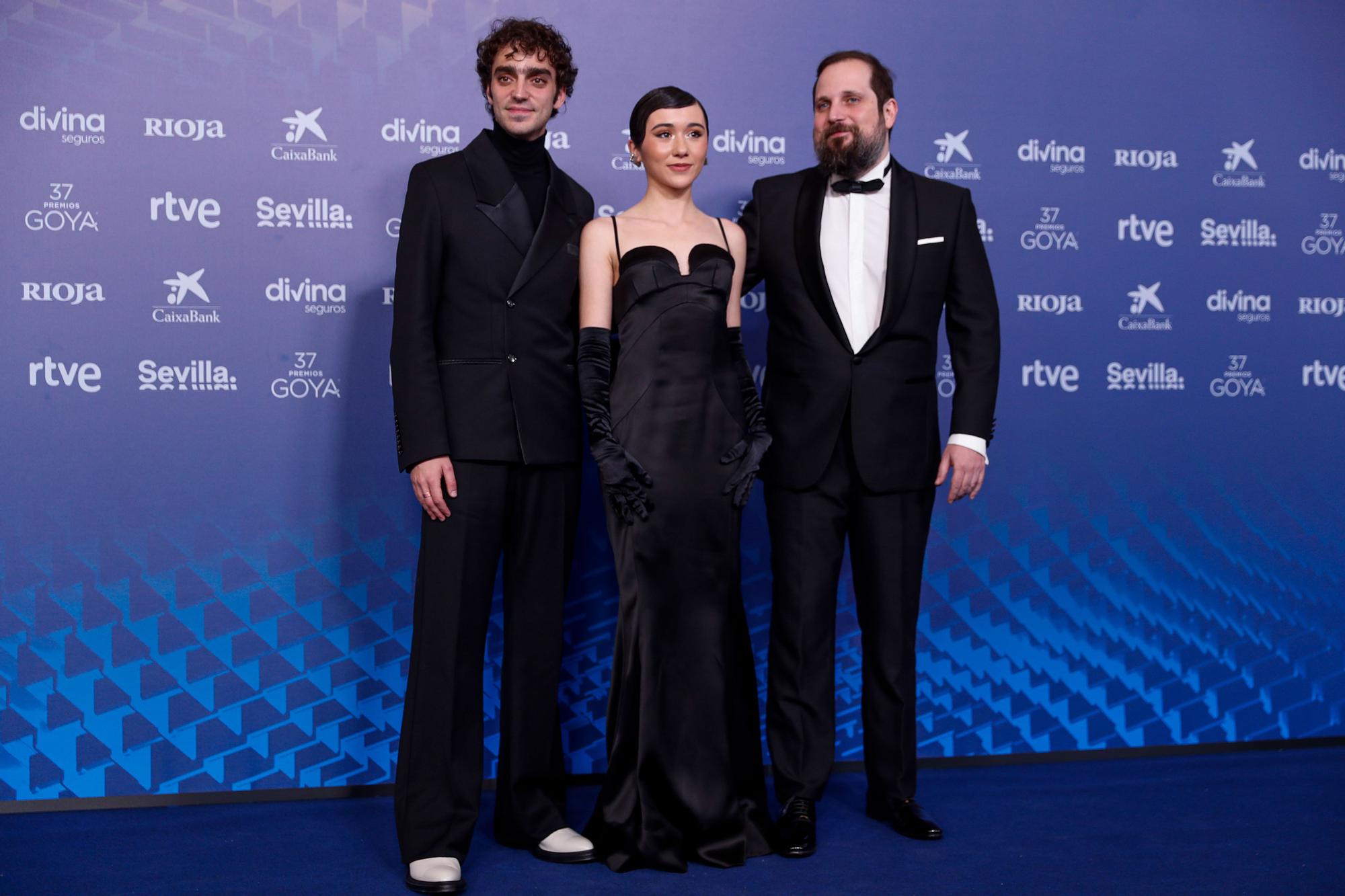 Nacho Sánchez, Zoe Stein y Carlos Vermut, de 'Matícora', en su llegada a los Goya.