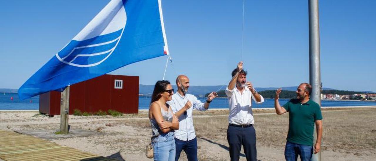 Izado de la Bandera Azul en la playa de Compostela, este verano, con presencia del alcalde. |   // IÑAKI ABELLA