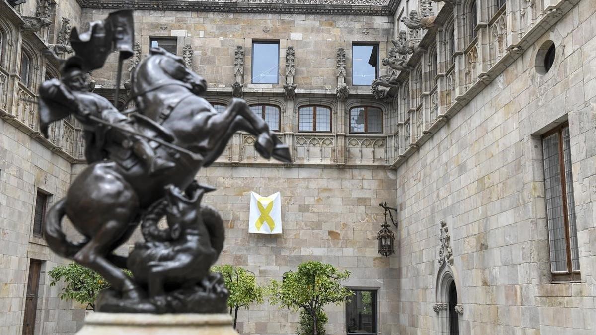 Lazo amarillo en el interior del patio dels Tarongers del Palau de la Generalitat, en junio del 2018