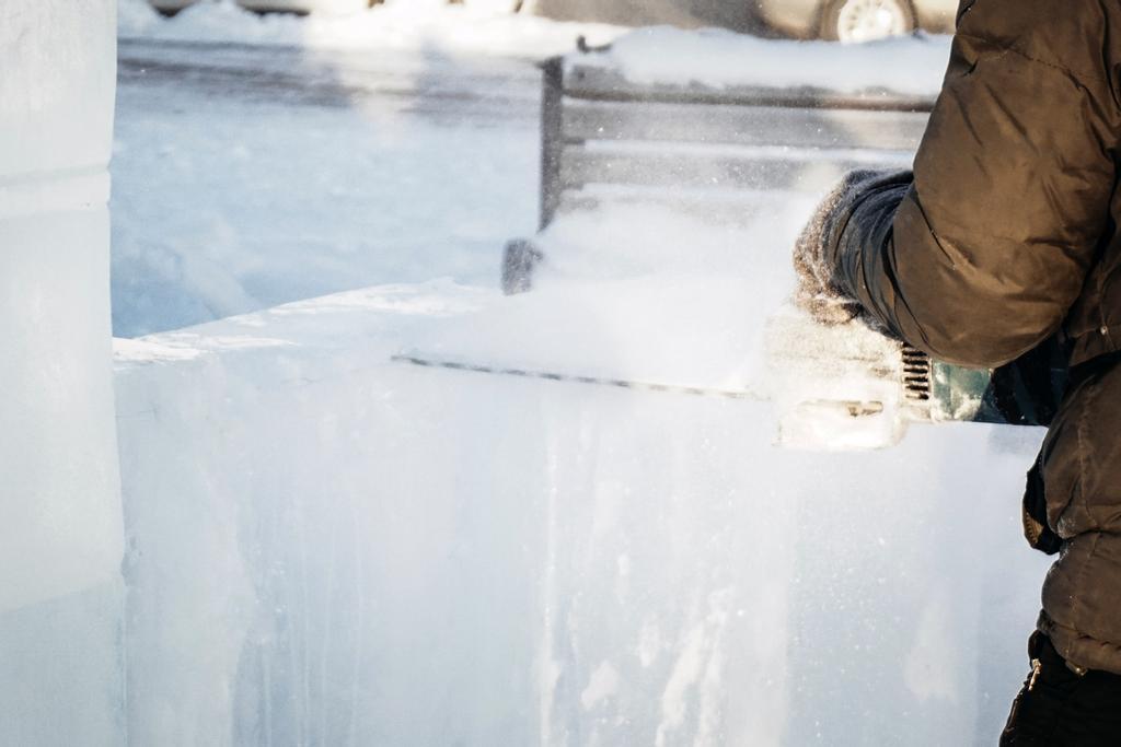Bloques de hielo listos para convertirse en cócteles.