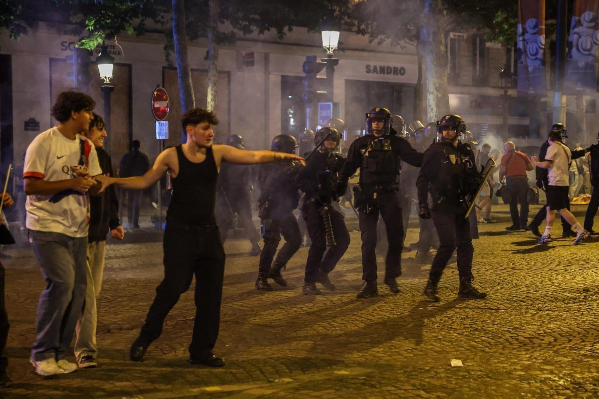 París se convirtió en una gran fiesta manchada por los disturbios con casi 300 detenidos París se convirtió en una gran fiesta manchada por los disturbios con casi 300 detenidos