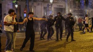 París se convirtió en una gran fiesta manchada por los disturbios con casi 300 detenidos