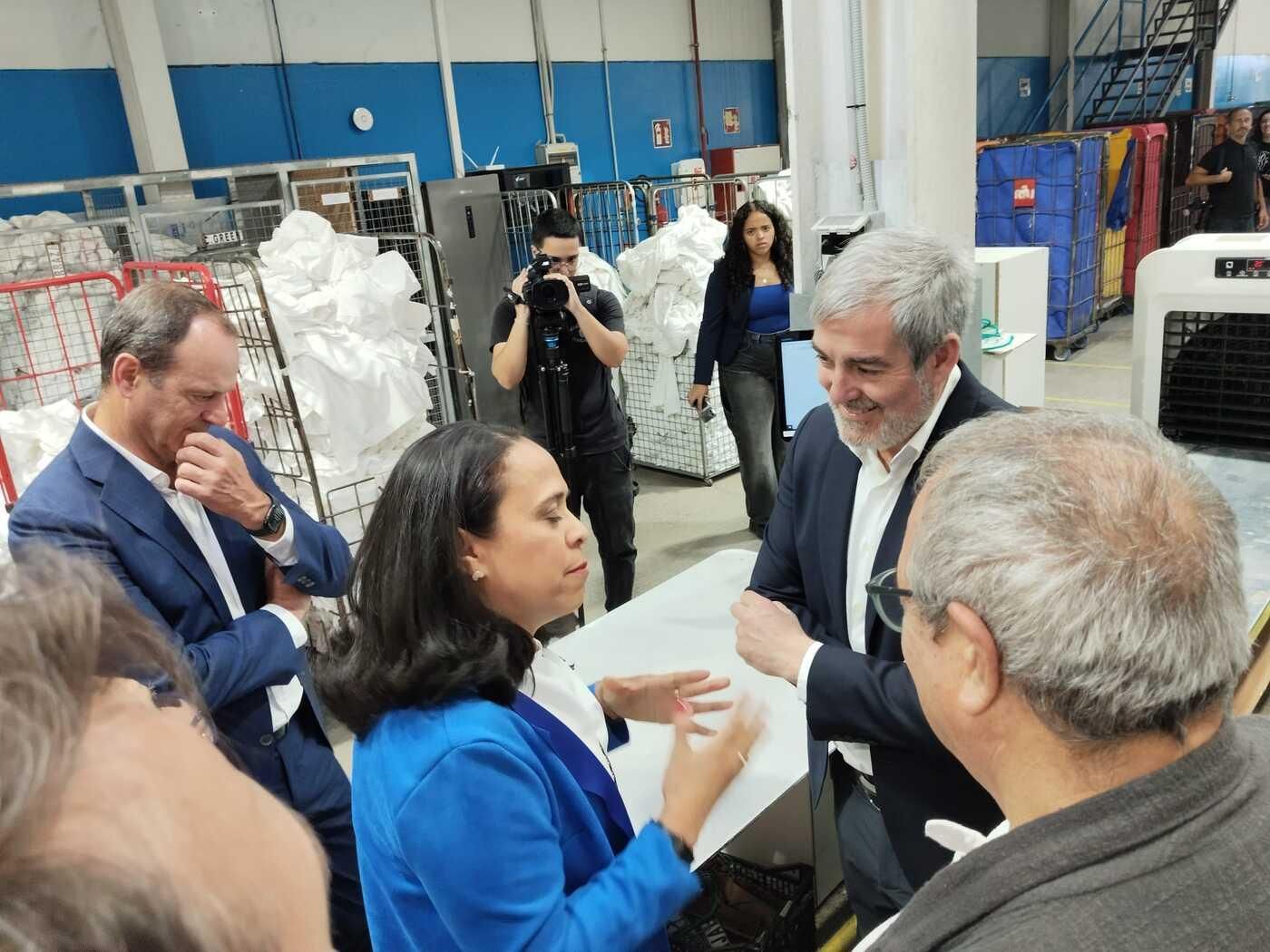 El presidente de Canarias, Fernando Clavijo, visita la lavandería Romeral