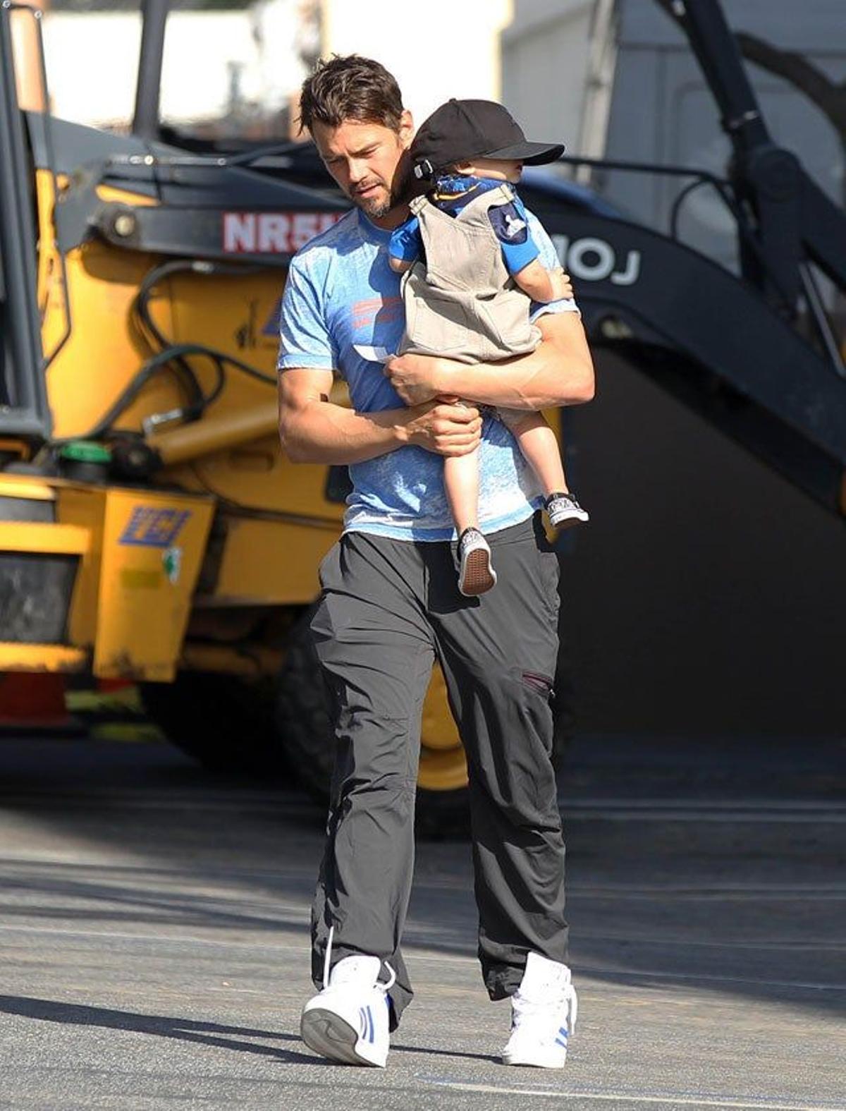 Josh Duhamel le pone su gorra a Axl