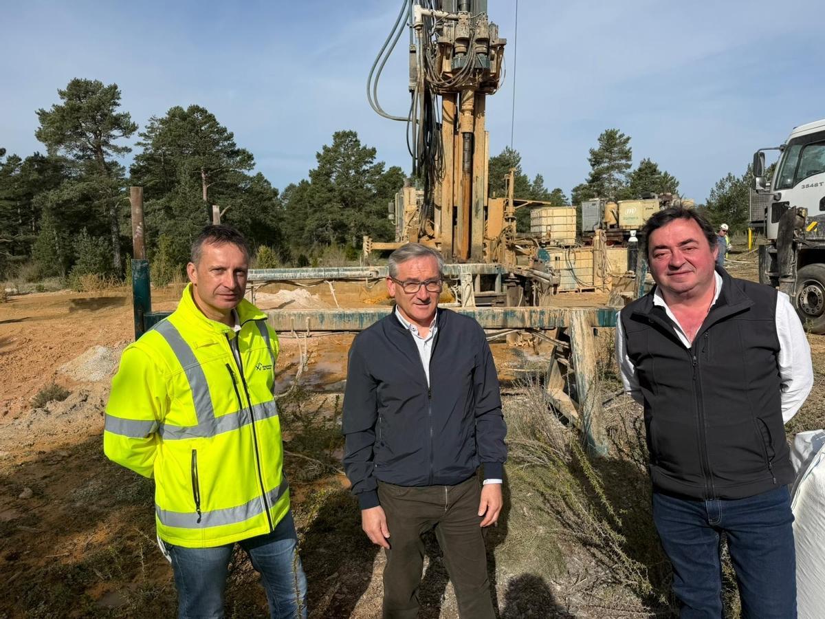 Joaquín Juste, el presidente de la DPT, en el centro junto a otros responsables de Cantavieja.