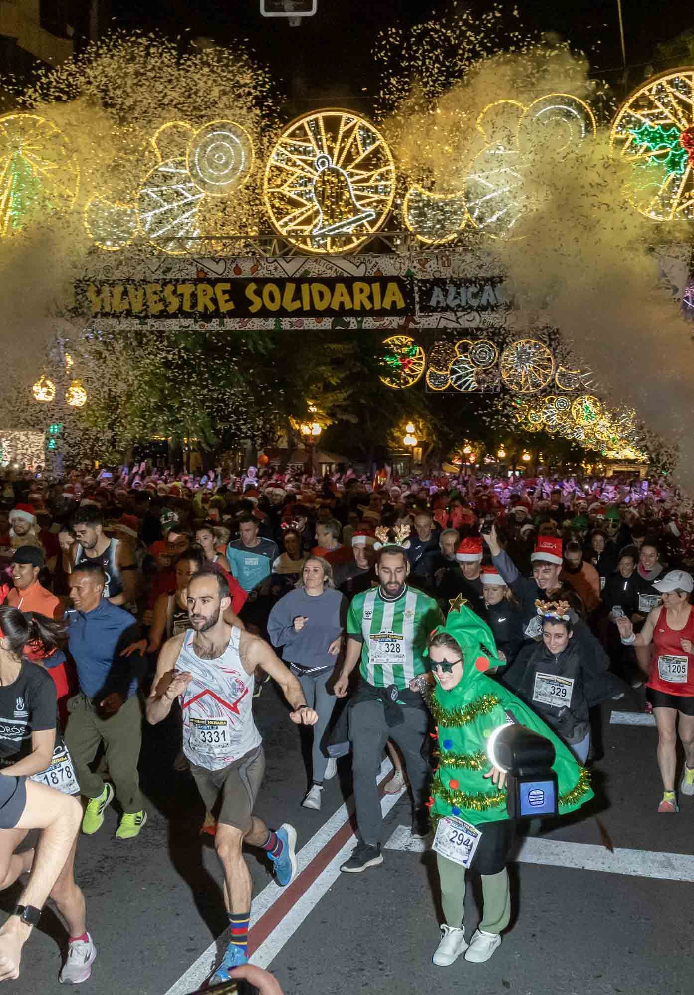 La San Silvestre de Alicante llena de colorido la ciudad
