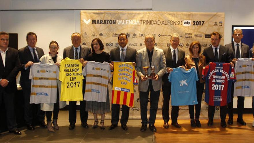 Los representantes de los clubes de élite posan apoyando el Maratón de Valencia.