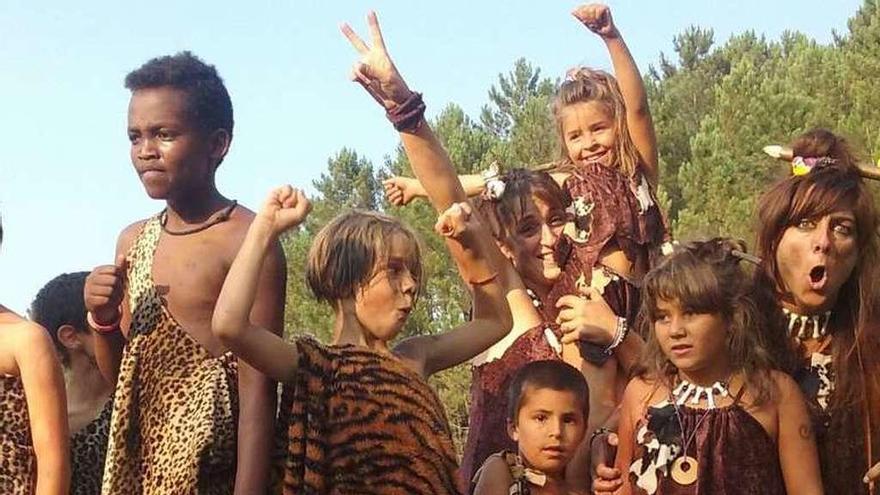 Un grupo de niños participan en la Festa da Prehistoria de Mos. // D.B.M.