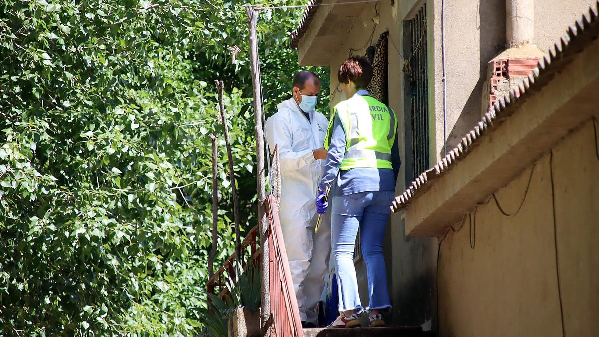 La Guardia Civil investiga en el domicilio de Villagarcía de la Vega (León) donde tuvieron lugar los hechos.