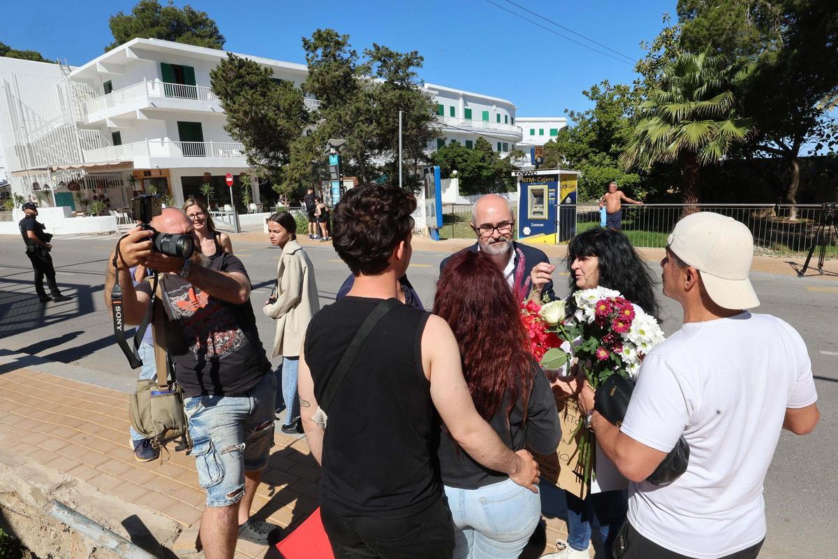 Homenaje al turista fallecido tras ser atropellado en Cala de Bou Homenaje al turista fallecido tras ser atropellado en Cala de Bou
