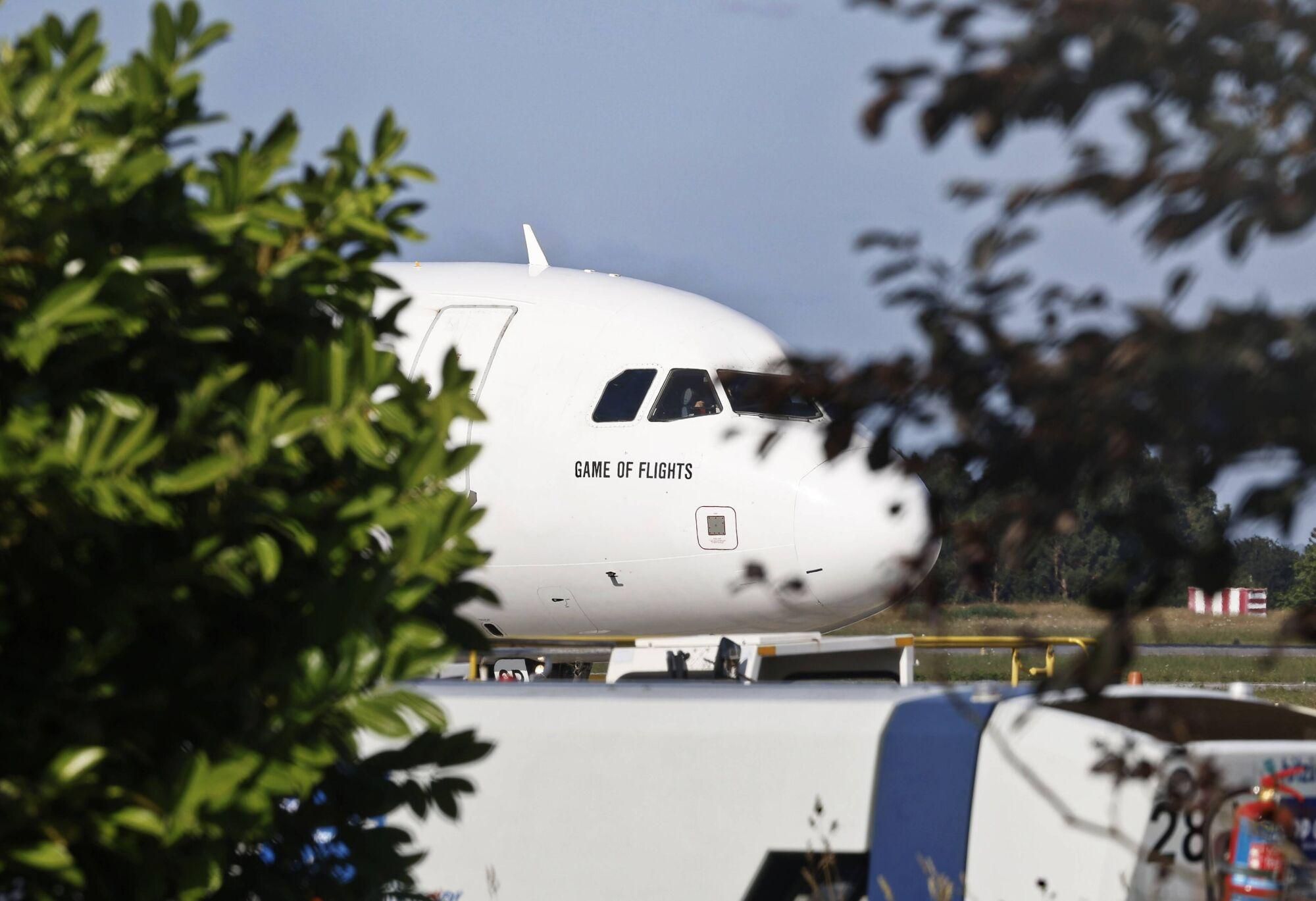 EN IMÁGENES: Llegada a Asturias del avión del Volotea que succionó a un hombre en el aeropuerto de Milán Bérgamo