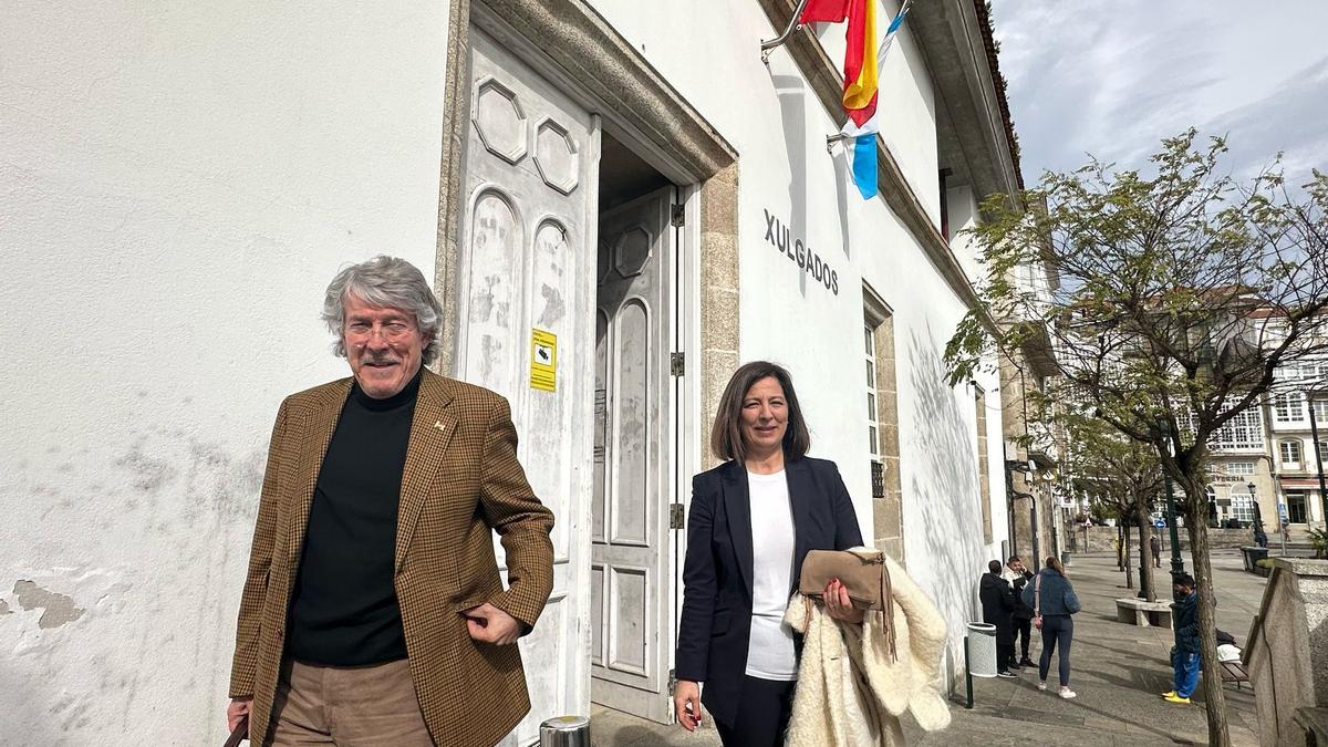 La alcaldesa, María Barral, a la salida del juzgado de Betanzos.