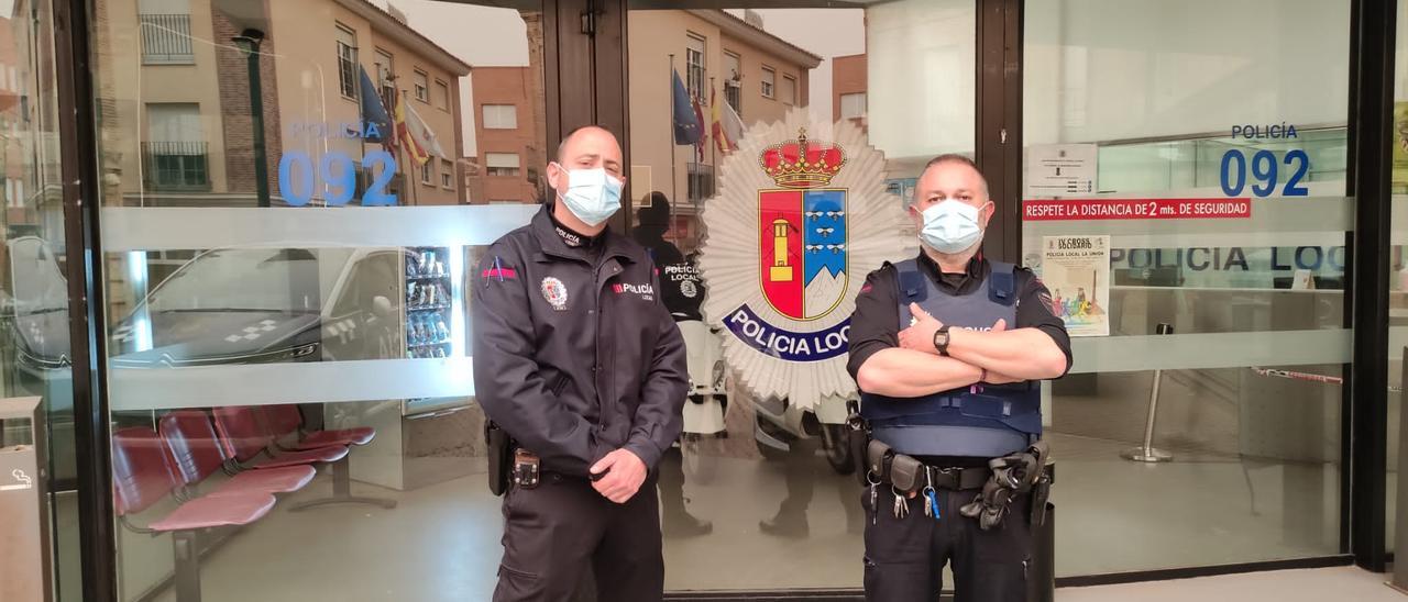 Dos de los agentes de la Policía Local de La Unión que intervinieron en el aviso de la reyerta, este martes en su cuartel.