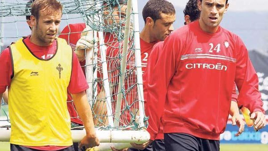 Joan Tomás, Sergio y Catalá cargan con una portería durante el entrenamiento de ayer. // Marta G. Brea