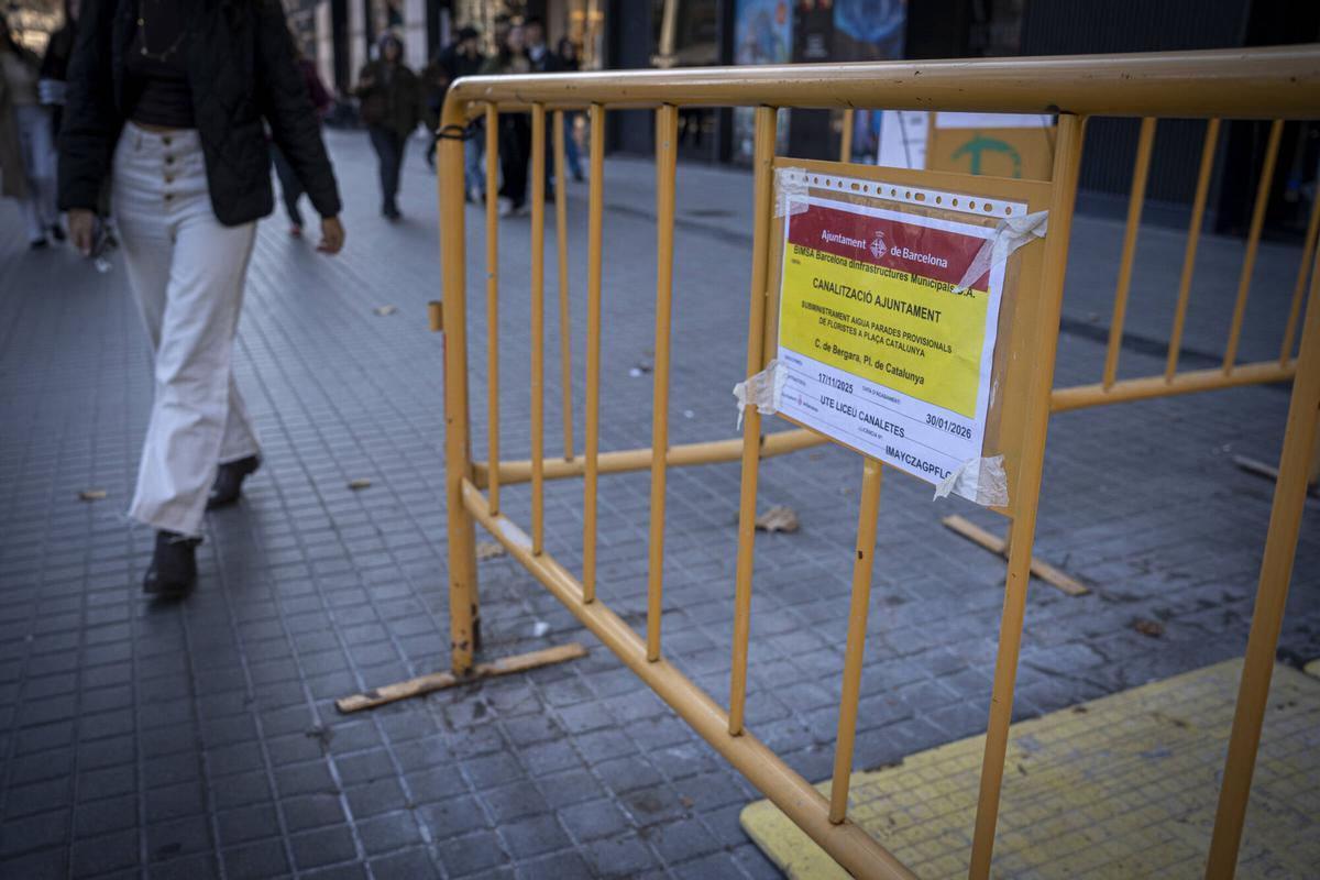 Barcelona. 15 de enero del 2026. Fotos de las vallas instaladas delante de Plaza Cataluña conla calle Bergara, donde se ubicarán las paradas de floristas de la Rambla tras su traslado. Fotos de Sandra Roman