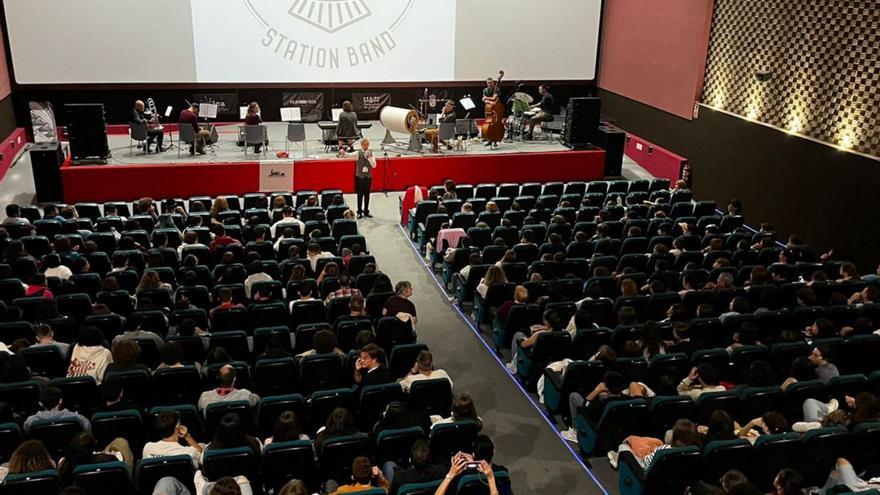 unos 400 escolares conocen el cine mudo en la filmoteca