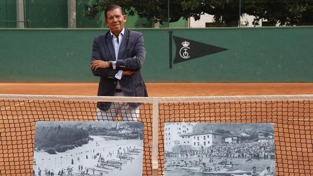 Enrique Castaño, ayer, en la pista 1 del Club de Tenis, con dos fotografías alusivas al pasado sellero de la entidad ovetense. | LUISMA MURIAS