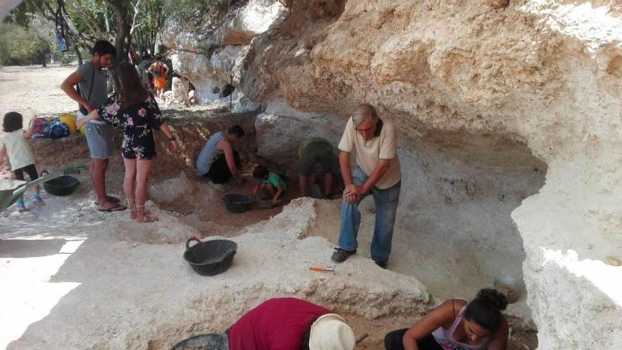 Un grupo de voluntarios participó la pasada semana en una jornada arqueológica.