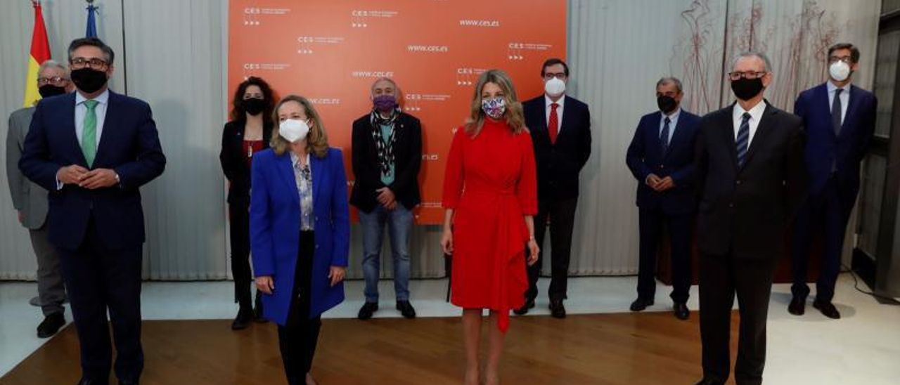 Presentación de la candidatura de Costas con las dos vicepresidentas gallegas, ayer. | // EMILIO NARANJO
