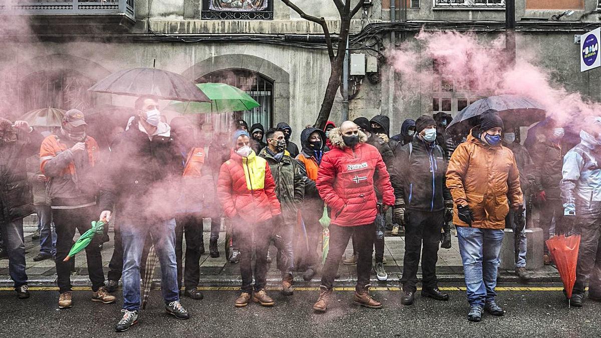 Los trabajadores de la acería de Gijón protestan al comienzo de la reunión frente a la sede del Sasec. | Irma Collín |  IRMA COLLÍN