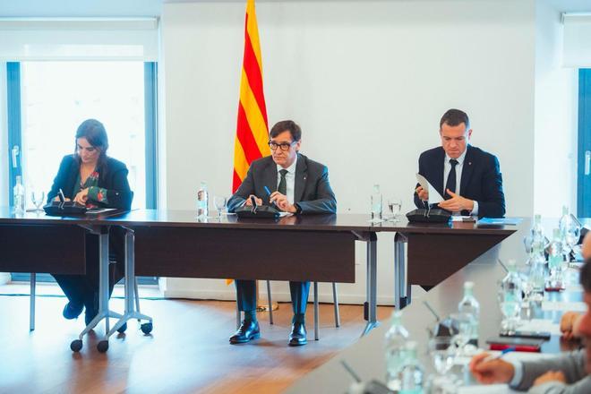 El president de la Generalitat, Salvador Illa, con los consellers Òscar Ordeig y Núria Parlon, en la reunión con los alcaldes para abordar la evolución de la peste porcina