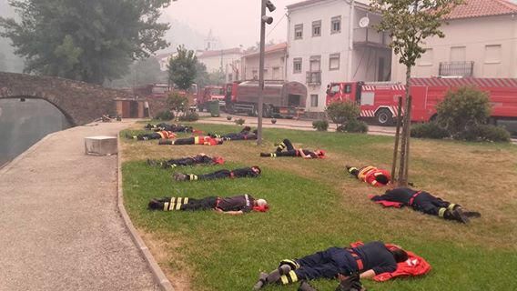 Bomberos descansan después de combatir los incendios forestales en Alvares, Portugal.
