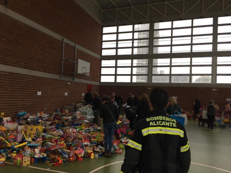 Los alicantinos donan 5000 juguetes y una tonelada de comida para los más necesitados