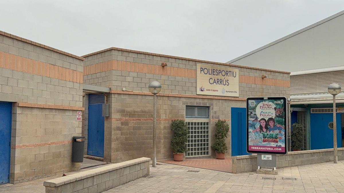 Suciedad en el polideportivo de Carrús en Elche