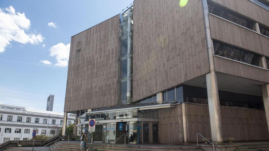 Una empresa de A Coruña carga a su empleado de trabajo y lo deja sin cesta de Navidad: la Justicia establece que deberá pagarle más de 21.000 euros