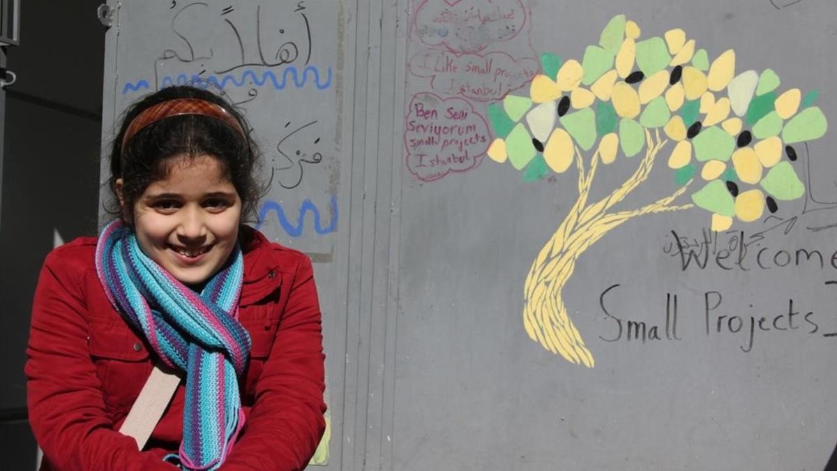 Yasmin Al Robi, una niña refugiada siria de 11 años, frente al centro comunitario El Olivo en Estambul.