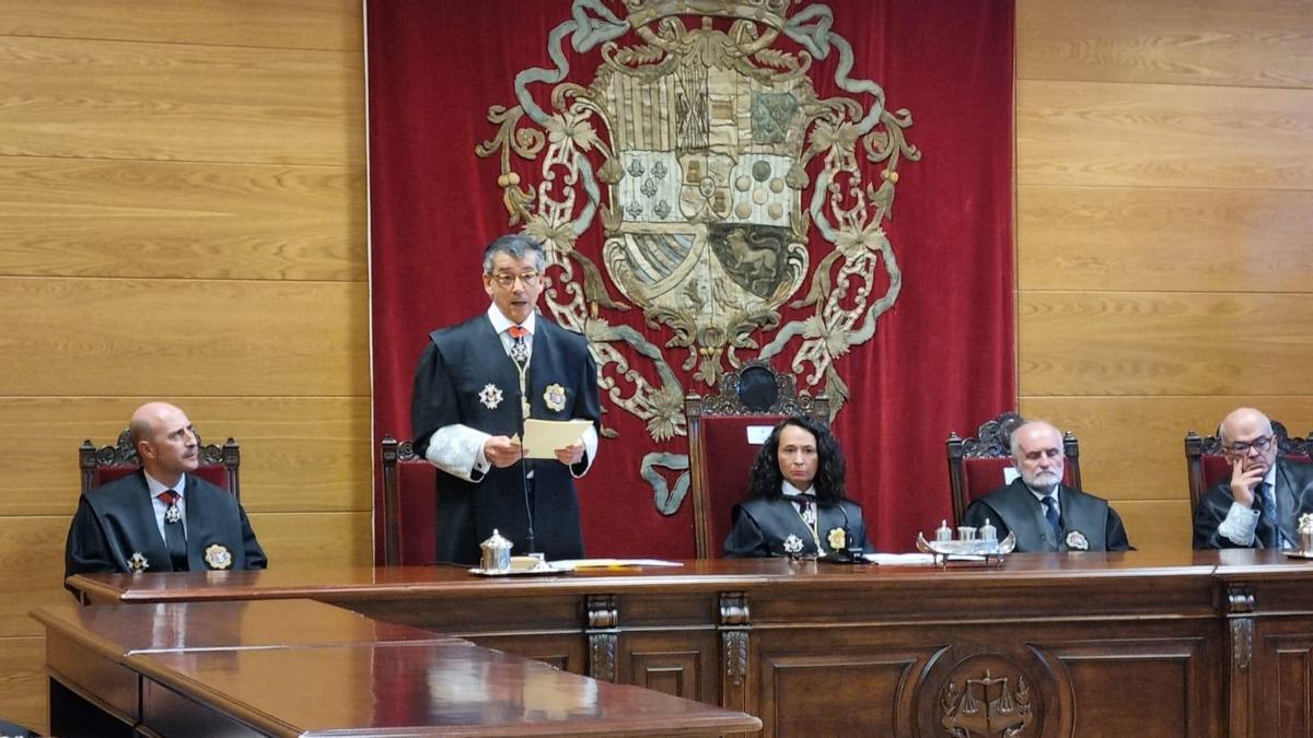 El fiscal superior de Extremadura, Francisco Javier Montero Juanes, presenta la memoria del 2021 en el acto de apertura del año judicial.