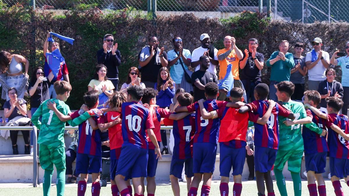 Los jugadores del Sub-12 A del Barça celebraron con los aficionados la conquista de la liga