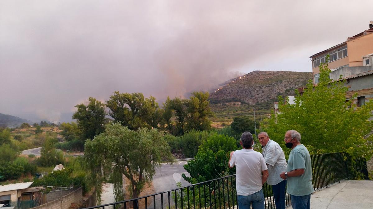 Los vecinos observan desde el pueblo el avance de las llamas