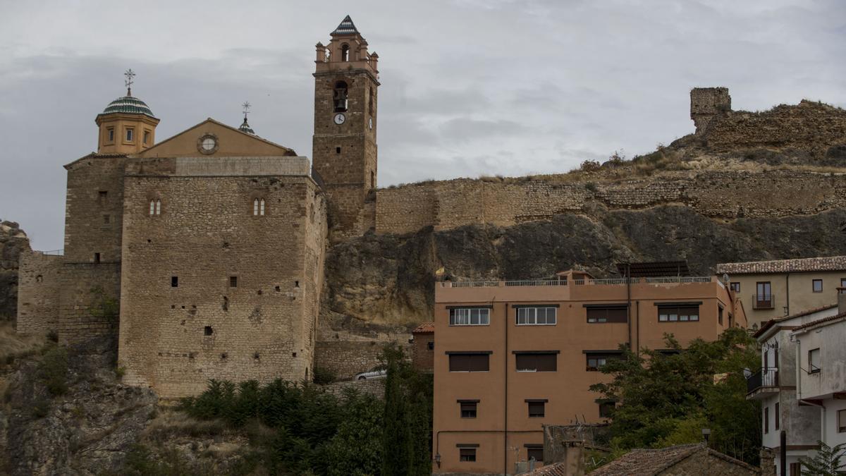 La iglesia de Nuestra Señora de los Ángeles y los restos del castillo.