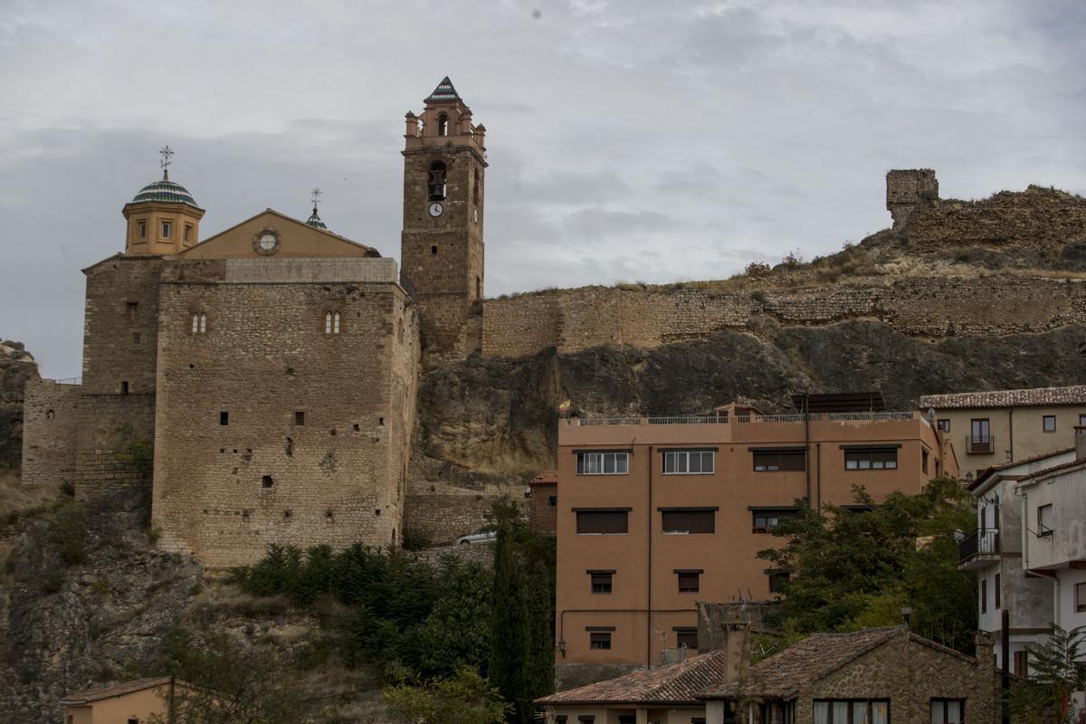 La iglesia de Nuestra Señora de los Ángeles y los restos del castillo.