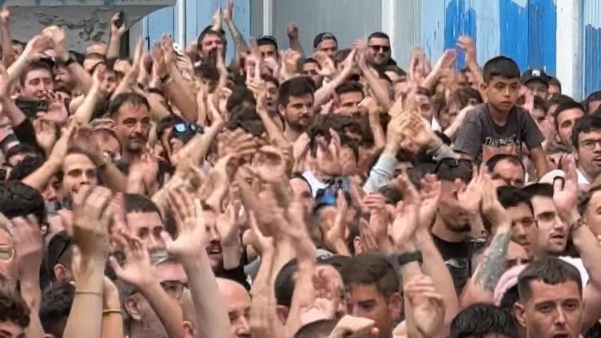 Aficionados del Deportivo reunidos en la Torre de Marathon