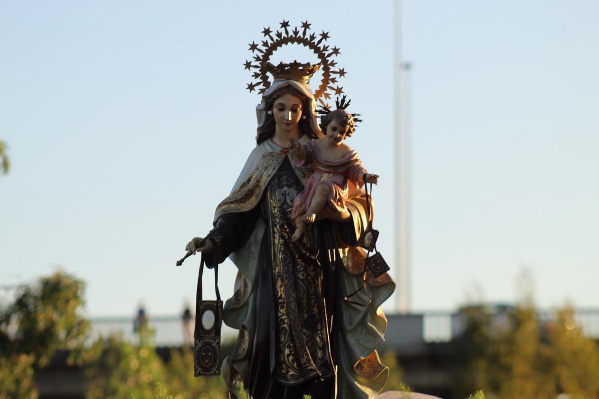 FOTOGALERÍA | La Virgen del Carmen surca el río Guadiana en Badajoz: "Ellas son las que reman y las que de verdad la guían"