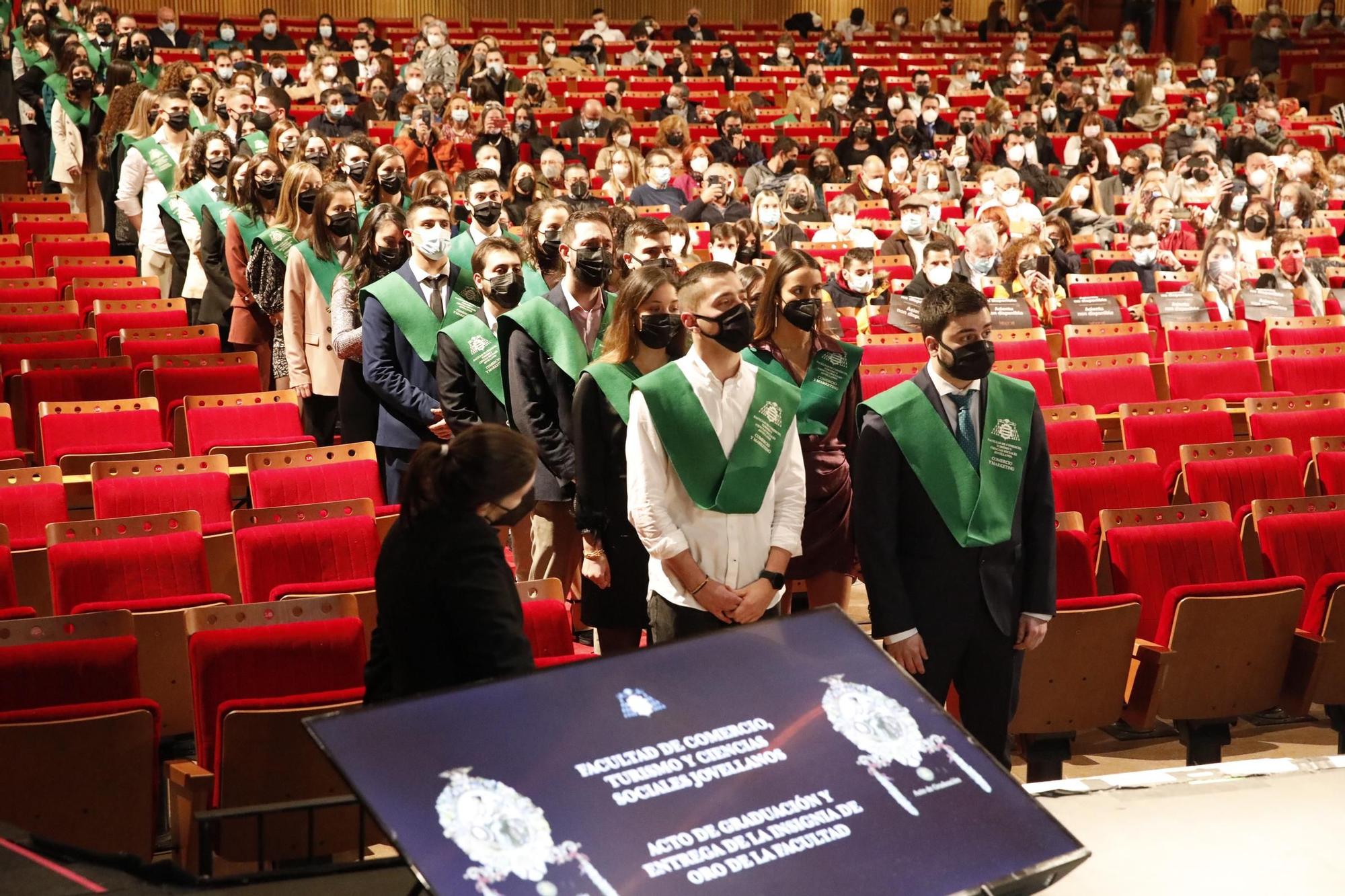 La entrega de diplomas en la Facultad de Comercio de Gijón, en imágenes