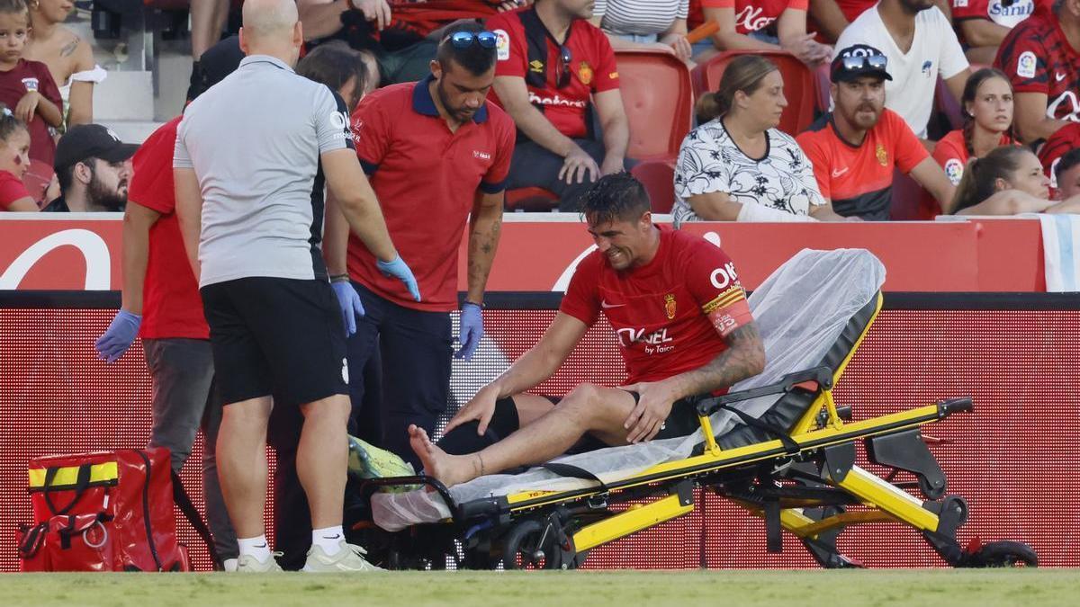 Antonio Raíllo tuvo que salir en camilla del campo tras lesionarse en el tobillo izquierdo.