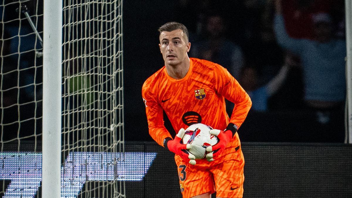 Iñaki Peña atrapa un balón durante el Celta-Barça en Balaídos.