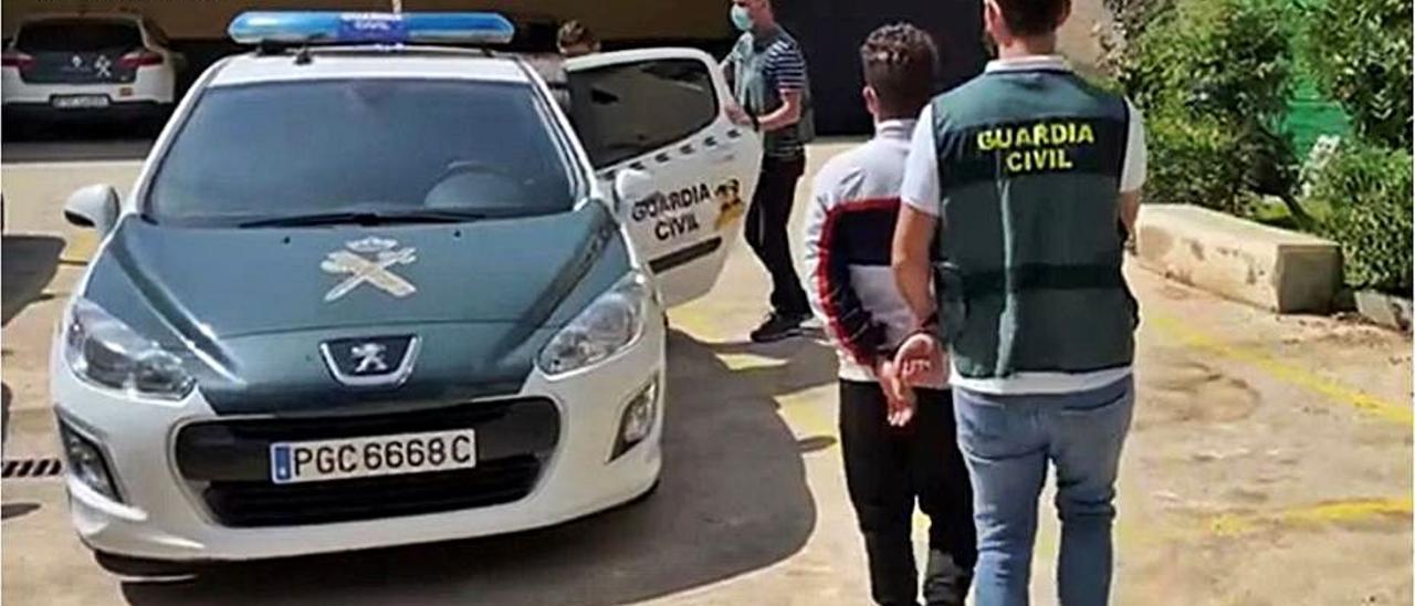 La Guardia Civil traslada a uno de los detenidos. | INFORMACIÓN