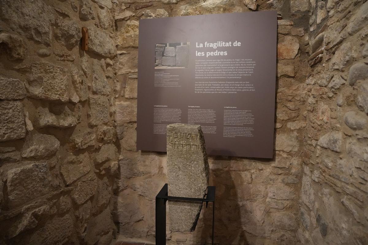 La làpida amb inscripcions hebrees.