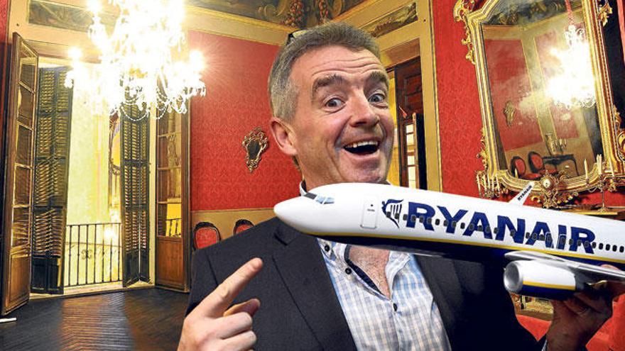 Fotomontaje del presidente de Ryanair en un salón de su nuevo palacio en Palma.