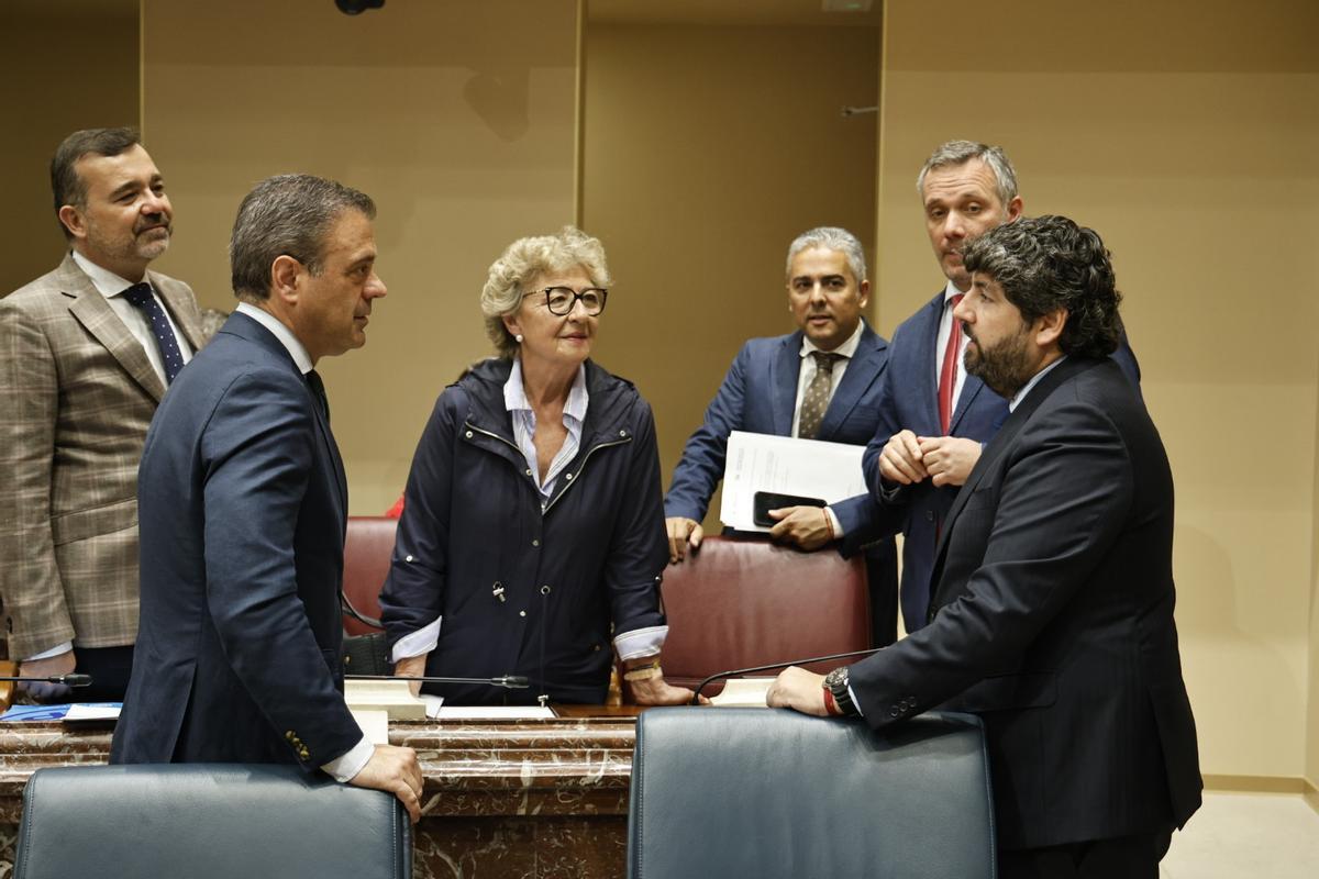 De izda. a dcha., Carlos Albaladejo, Marcos Ortuño, Maruja Pelegrín, Jesús Cano, Joaquín Segado y Fernando López Miras.