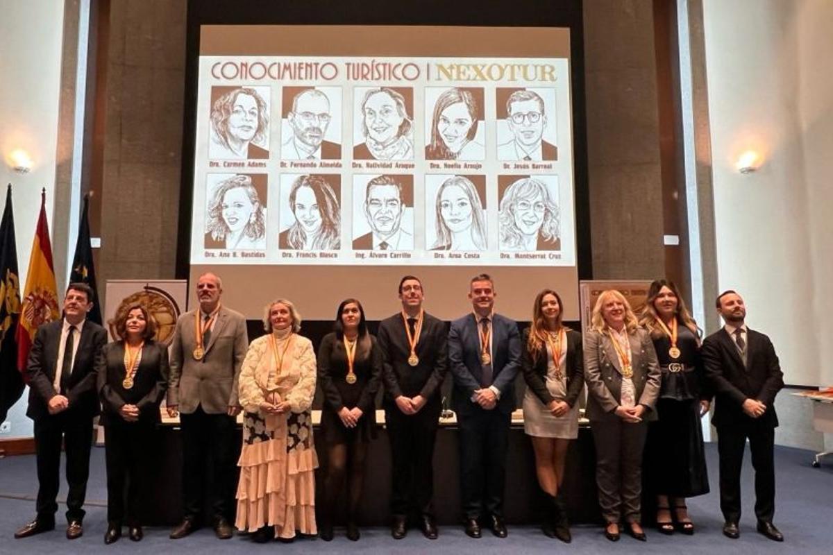 Carmen Adams, segunda por la izquierda, durante la presentación
